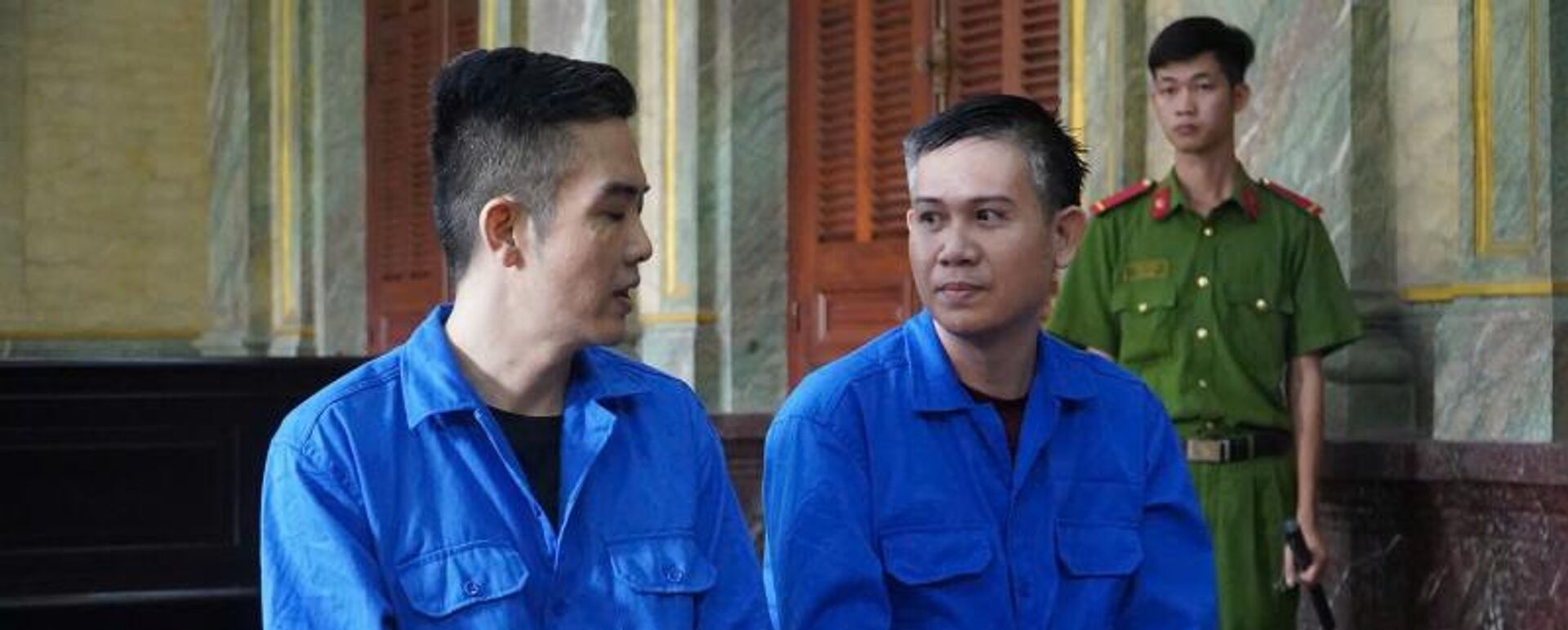 Hai anh em bị cáo Phạm Văn Tam (phải) và Phạm Xuân Tình tại phiên tòa. - Sputnik Việt Nam, 1920, 17.09.2025