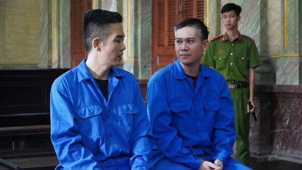 Hai anh em bị cáo Phạm Văn Tam (phải) và Phạm Xuân Tình tại phiên tòa. - Sputnik Việt Nam