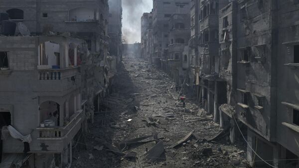 Cảnh đổ nát của các tòa nhà bị trúng bom trong cuộc không kích của Israel tại Jabalia, dải Gaza, vào ngày 11 tháng 10 năm 2023 - Sputnik Việt Nam