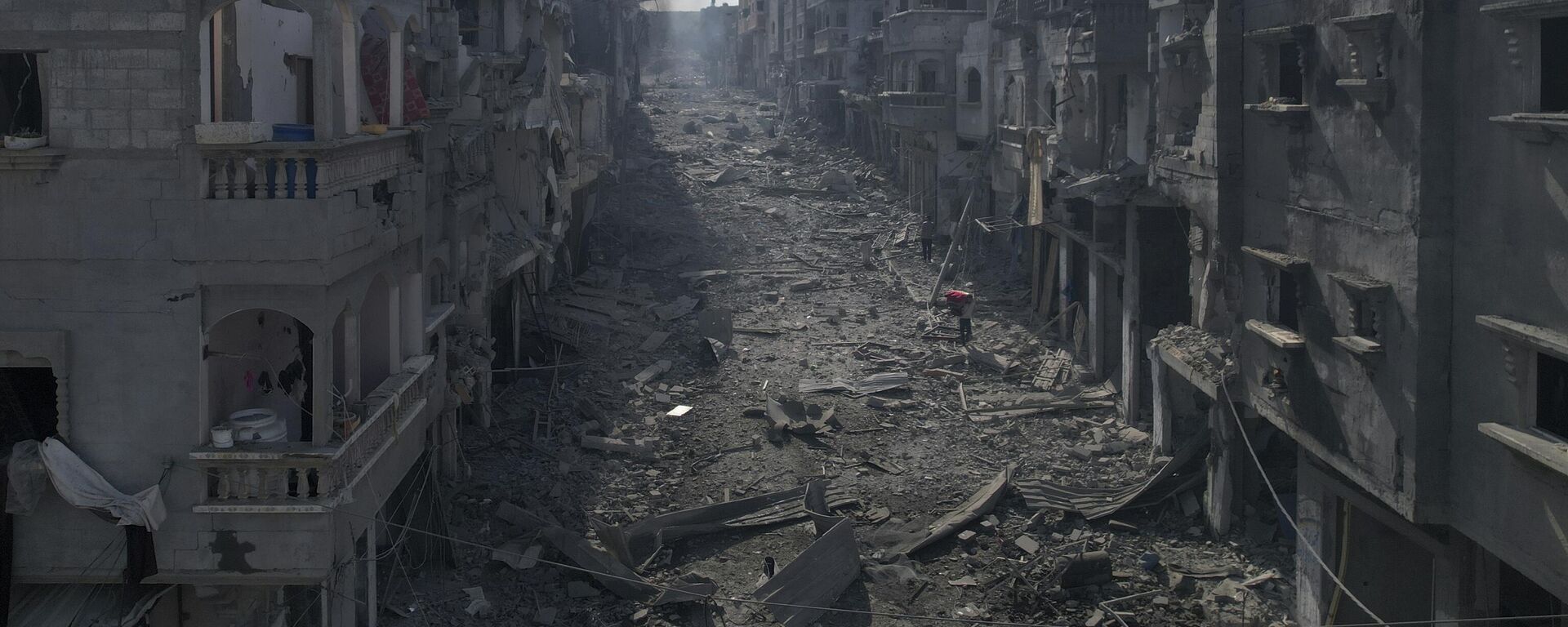 Cảnh đổ nát của các tòa nhà bị trúng bom trong cuộc không kích của Israel tại Jabalia, dải Gaza, vào ngày 11 tháng 10 năm 2023 - Sputnik Việt Nam, 1920, 10.11.2025
