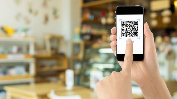 QR-код на экране смартфона - Sputnik Việt Nam