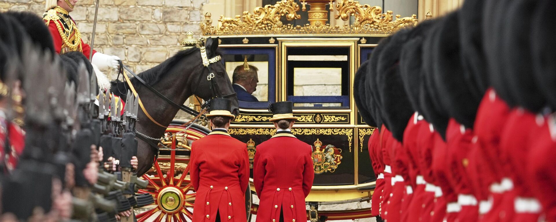 Tổng thống Donald Trump và Vua Charles III của Vương quốc Anh đến Lâu đài Windsor - Sputnik Việt Nam, 1920, 18.09.2025