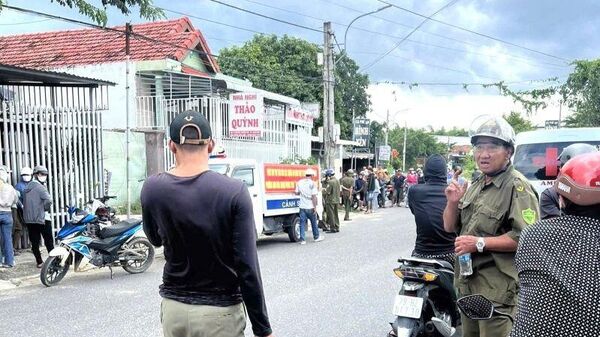 Cảnh sát có mặt tại hiện trường điều tra nguyên nhân vụ việc. - Sputnik Việt Nam