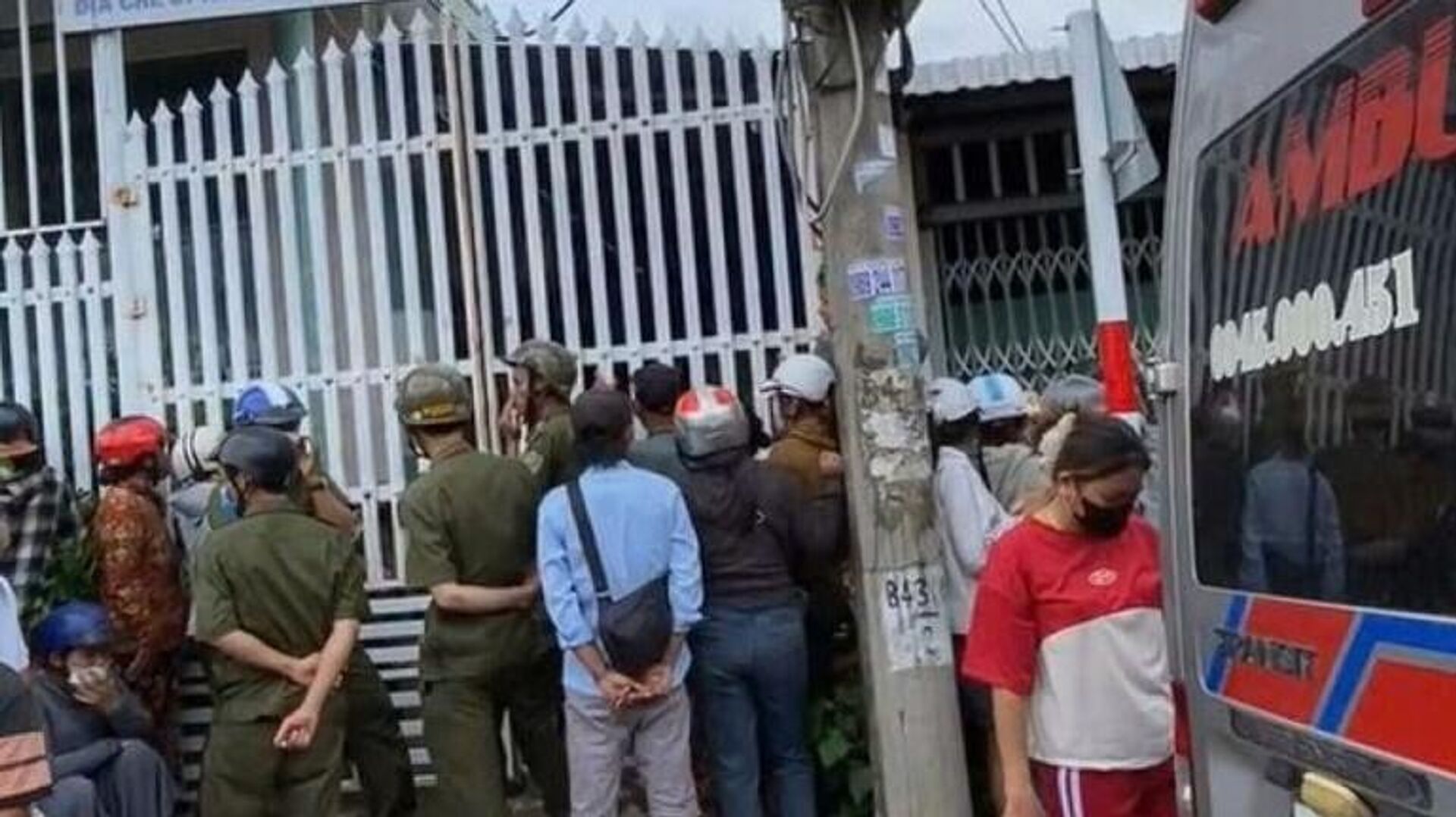 Nhiều người dân hiếu kỳ tới xem gây náo loạn cả khu phố. - Sputnik Việt Nam, 1920, 18.09.2025