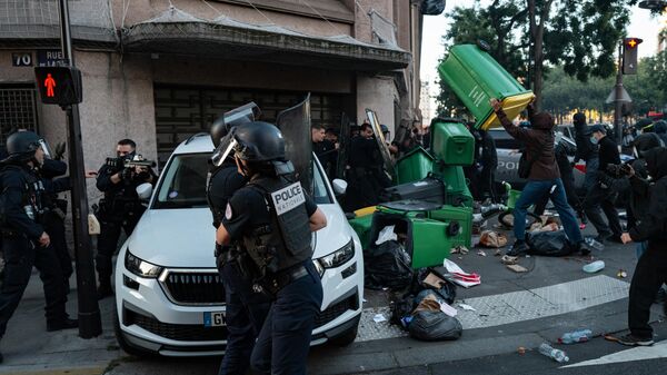 Người biểu tình chống thắt lưng buộc bụng dựng rào chắn bằng thùng rác trên đường phố Paris - Sputnik Việt Nam