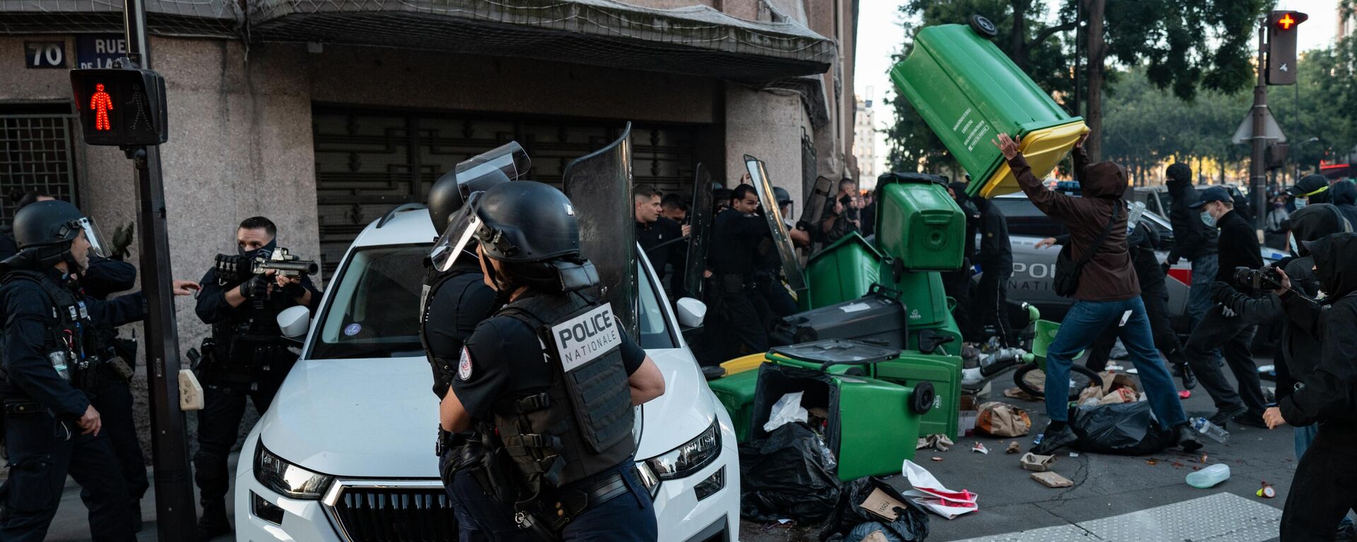 Người biểu tình chống thắt lưng buộc bụng dựng rào chắn bằng thùng rác trên đường phố Paris - Sputnik Việt Nam, 1920, 18.09.2025