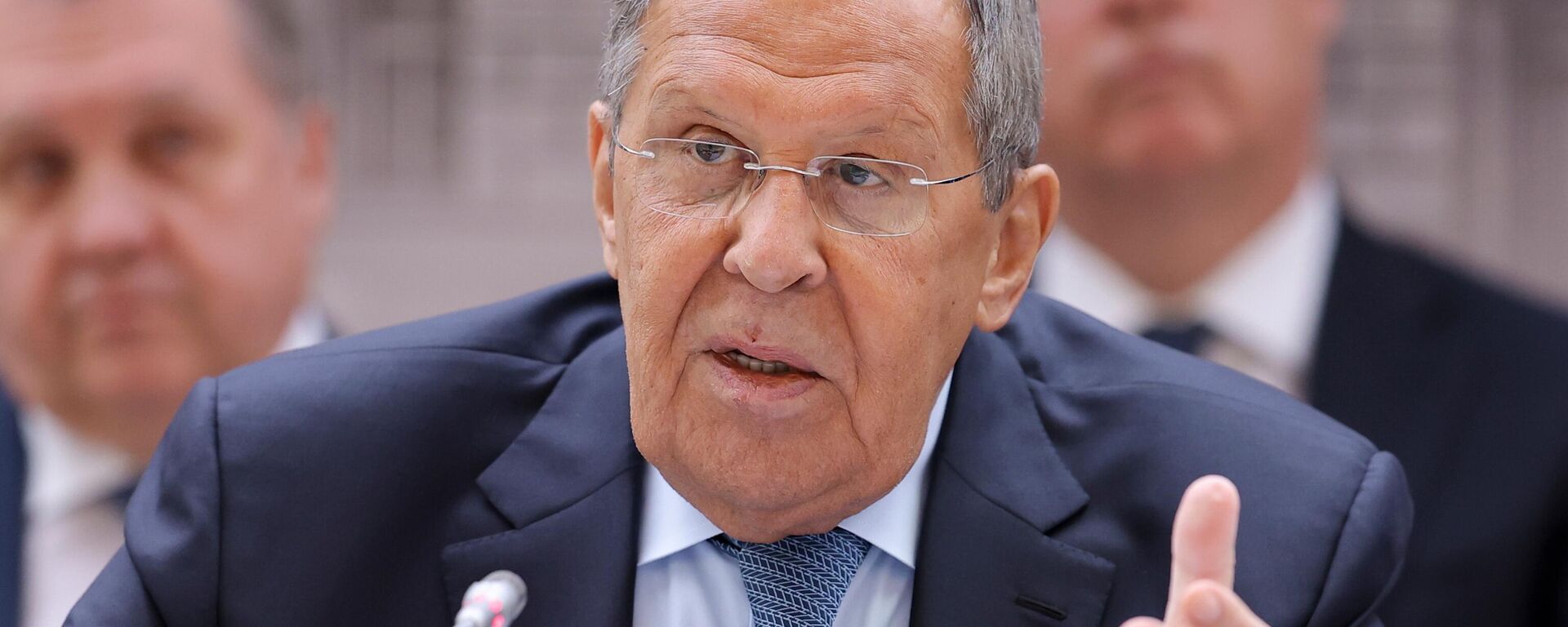 Bộ trưởng Ngoại giao Nga Sergey Lavrov phát biểu tại hội nghị bàn tròn của đại sứ quán Cuộc khủng hoảng Ukraina: Tuân thủ các mục đích và nguyên tắc của Hiến chương Liên hợp quốc, có sự tham dự của người đứng đầu các phái đoàn ngoại giao của hơn 100 quốc gia tại Moskva. - Sputnik Việt Nam, 1920, 18.09.2025