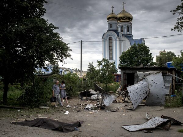 Người dân Lugansk sau vụ pháo kích vào thành phố. - Sputnik Việt Nam