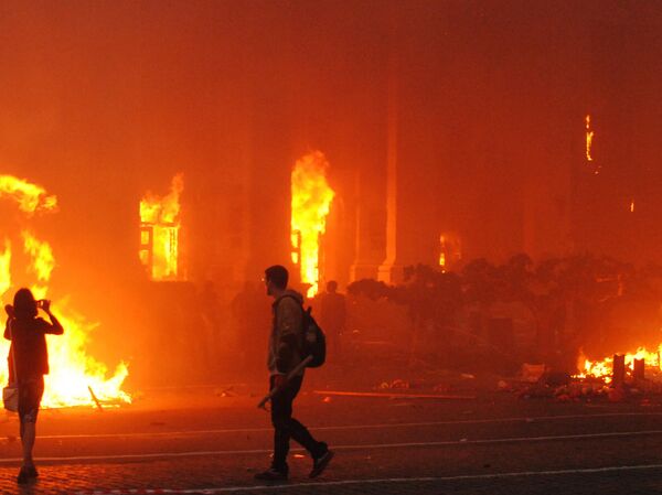 Vụ cháy tại Trung tâm Công đoàn ở Odessa. Ở tiền cảnh: Varvara và Yury Chernoyvanenko, thành viên của tổ chức Praviy Sektor (Cánh Hữu). - Sputnik Việt Nam
