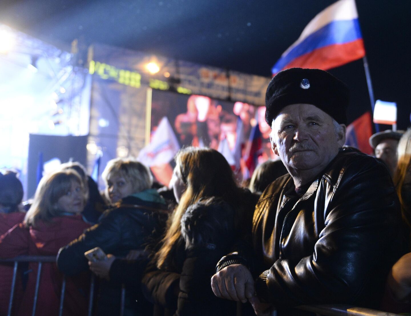 Người dân tham dự buổi hòa nhạc kỷ niệm 5 năm cuộc trưng cầu dân ý về quy chế nhà nước của Crimea và Sevastopol cũng như việc sáp nhập vào Nga, tại Siferopol, Crimea, Nga. Crimea đã sáp nhập vào Nga vào năm 2014 sau khi 97% cư dân bán đảo này bỏ phiếu ủng hộ động thái này trong một cuộc trưng cầu dân ý. - Sputnik Việt Nam