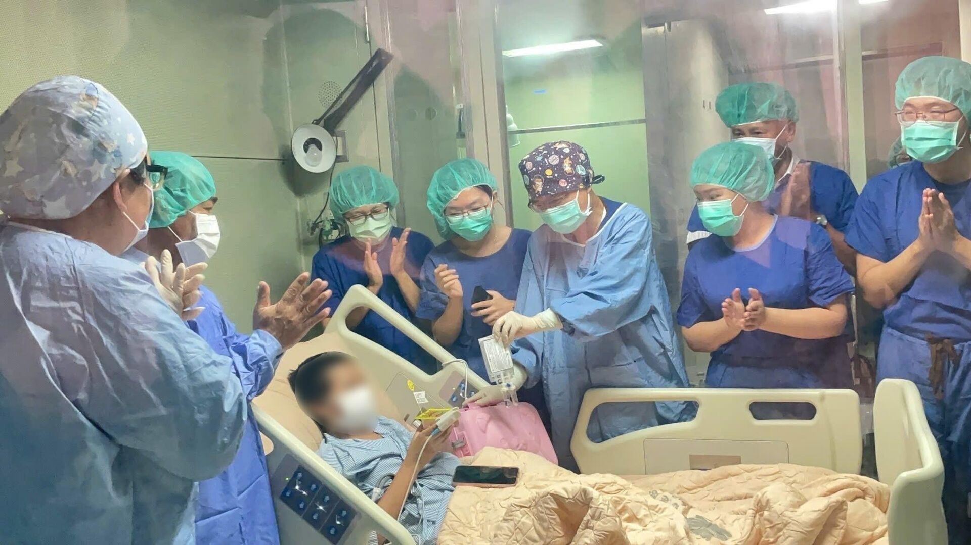 Niềm vui của các y bác sĩ và bệnh nhi, gia đình khi điều trị thành công trường hợp ung thư máu tái phát và nguy cơ cao
 - Sputnik Việt Nam, 1920, 19.09.2025