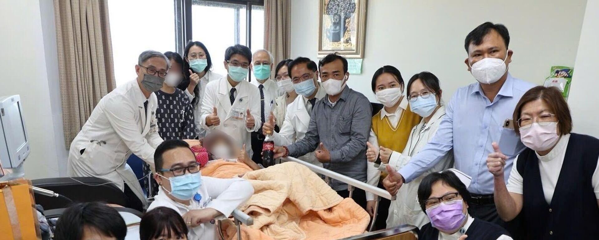 Niềm vui của các y bác sĩ và bệnh nhi, gia đình khi điều trị thành công trường hợp ung thư máu tái phát và nguy cơ cao - Sputnik Việt Nam, 1920, 19.09.2025