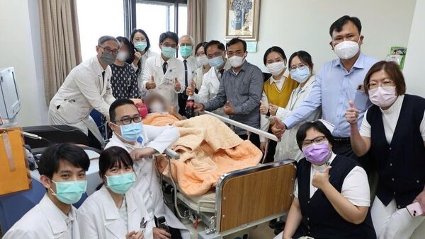 Niềm vui của các y bác sĩ và bệnh nhi, gia đình khi điều trị thành công trường hợp ung thư máu tái phát và nguy cơ cao - Sputnik Việt Nam