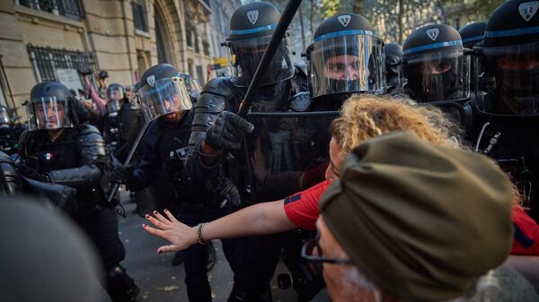 Cảnh sát trong các cuộc đình công và biểu tình đang diễn ra ở Paris, Pháp - Sputnik Việt Nam
