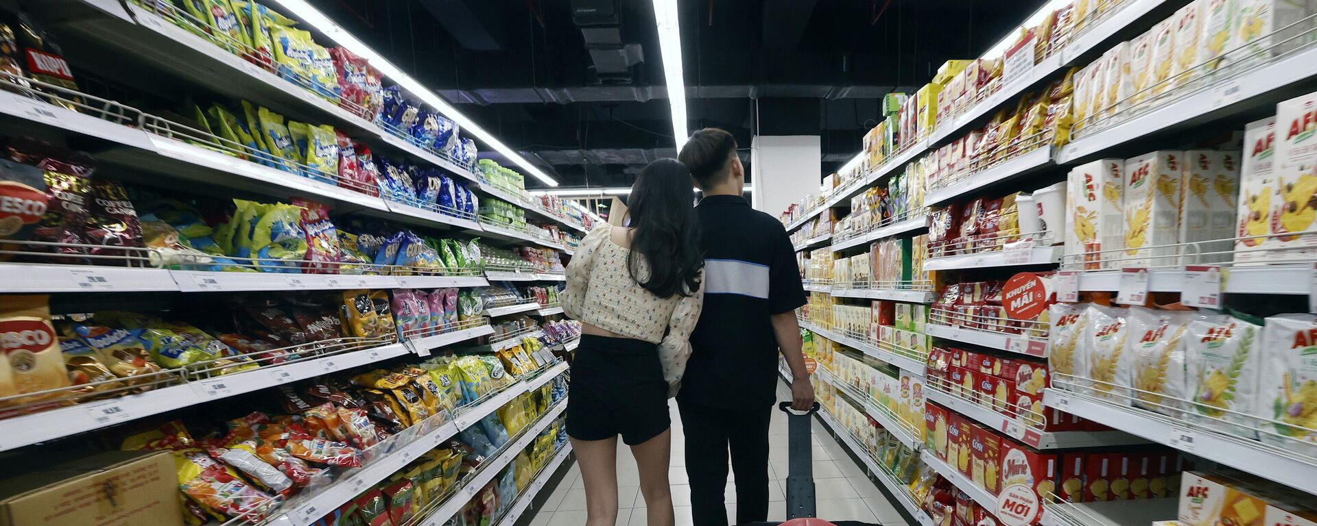 Một cặp đôi đang mua sắm tại một siêu thị - Sputnik Việt Nam, 1920, 19.09.2025