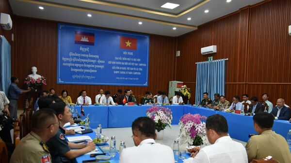 Toàn cảnh hội nghị 3 bên giữa tỉnh An Giang (Việt Nam) với tỉnh Kandal và Takeo (Campuchia) tại phường Tịnh Biên - Sputnik Việt Nam