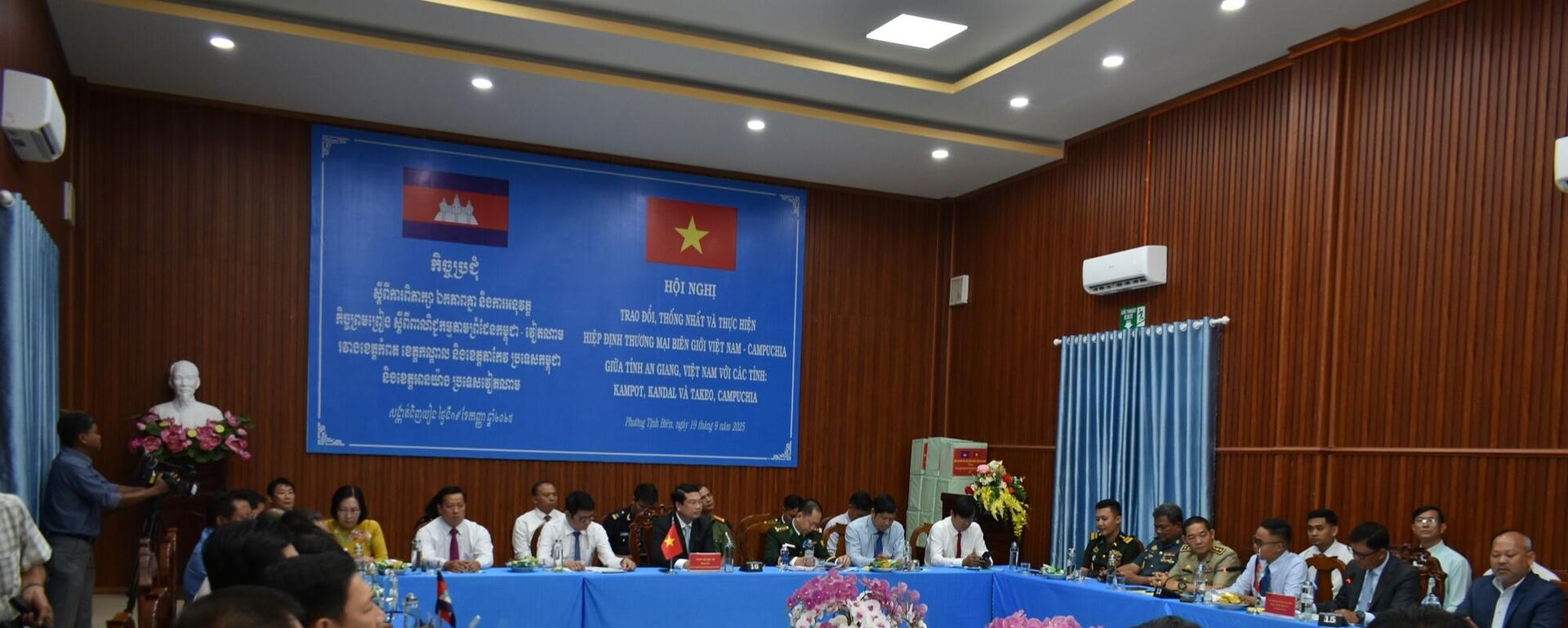 Toàn cảnh hội nghị 3 bên giữa tỉnh An Giang (Việt Nam) với tỉnh Kandal và Takeo (Campuchia) tại phường Tịnh Biên - Sputnik Việt Nam, 1920, 19.09.2025