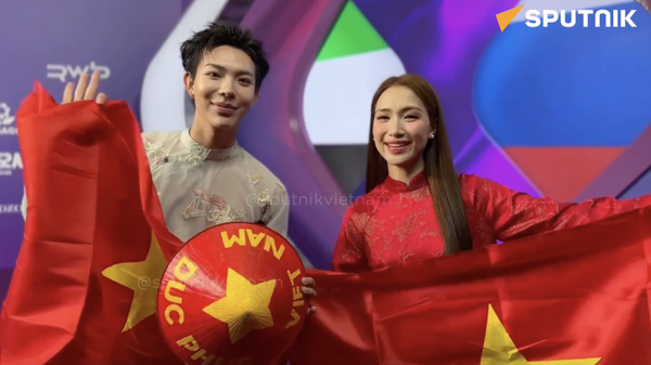  Hòa Minzy và Erik sang Moskva để cổ vũ cho Đức Phúc tại Intervision - Sputnik Việt Nam