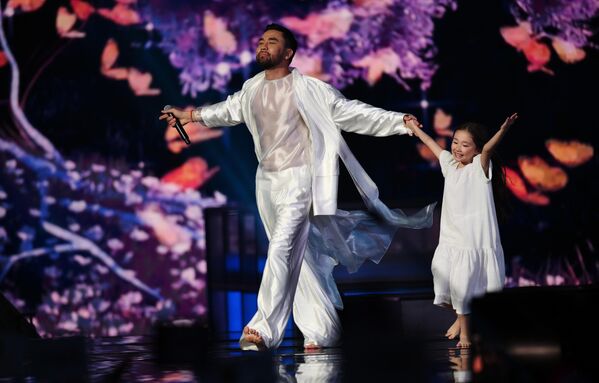 Ca sĩ Kazakhstan Yernar Sadirbayev biểu diễn tại Cuộc thi Âm nhạc Quốc tế Intervision - Sputnik Việt Nam