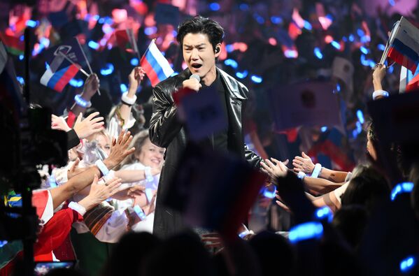 Ca sĩ Trung Quốc Wang Xi biểu diễn tại Cuộc thi Âm nhạc Quốc tế Intervision - Sputnik Việt Nam