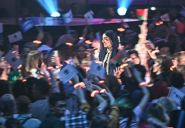 Ca sĩ Ả Rập Xê Út Zeina Imad biểu diễn tại Cuộc thi Âm nhạc Quốc tế Intervision - Sputnik Việt Nam