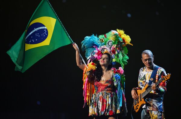 Ca sĩ Brazil Tais Nader và Luciano Calazans biểu diễn tại Cuộc thi Âm nhạc Quốc tế Intervision - Sputnik Việt Nam