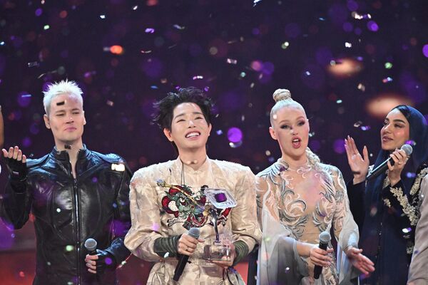 Đức Phúc, Yaroslav Dronov (Nga) và Nastya Kravchenko (Belarus) tại Cuộc thi Âm nhạc Quốc tế Intervision ở Moskva. - Sputnik Việt Nam