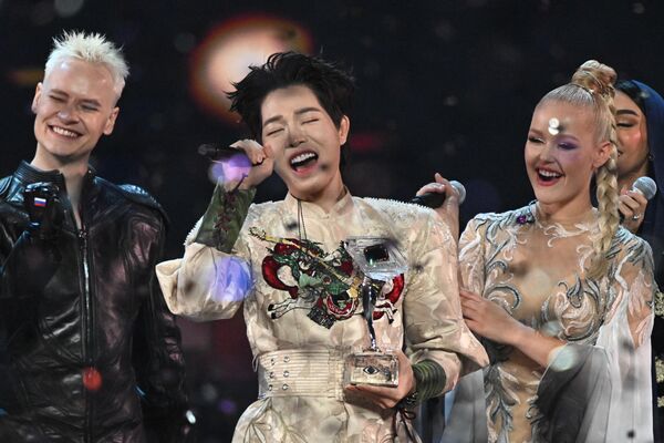 Đức Phúc, Yaroslav Dronov (Nga) và Nastya Kravchenko (Belarus) tại Cuộc thi Âm nhạc Quốc tế Intervision ở Moskva. - Sputnik Việt Nam