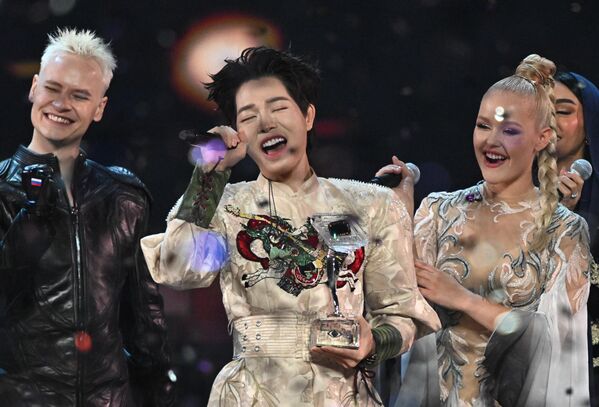 Đức Phúc, Yaroslav Dronov (Nga) và Nastya Kravchenko (Belarus) tại Cuộc thi Âm nhạc Quốc tế Intervision ở Moskva - Sputnik Việt Nam