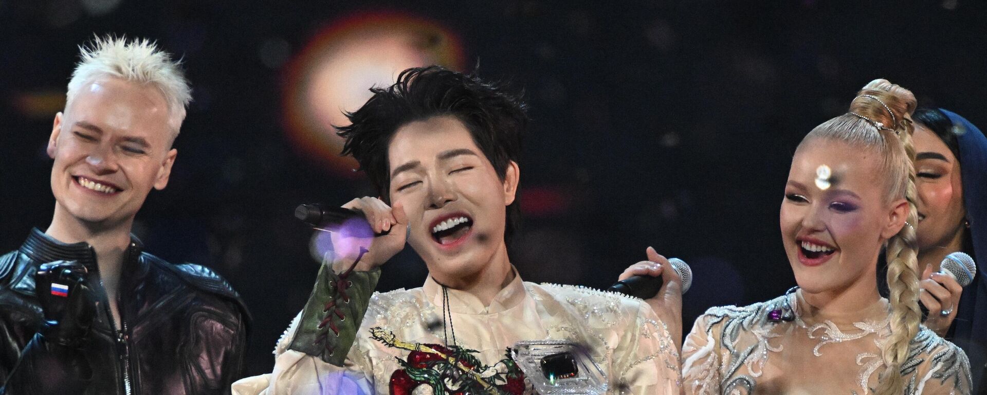 Đức Phúc, Yaroslav Dronov (Nga) và Nastya Kravchenko (Belarus) tại Cuộc thi Âm nhạc Quốc tế Intervision ở Moskva - Sputnik Việt Nam, 1920, 27.09.2025