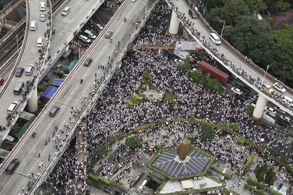 Hàng nghìn người biểu tình tập hợp tại Đài Tưởng niệm Quyền lực Nhân dân ở ngoại ô Mandaluyong, phía đông Manila, Philippines để phản đối tình trạng tham nhũng của Chính phủ - Sputnik Việt Nam