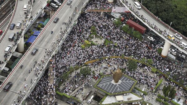 Hàng nghìn người biểu tình tập hợp tại Đài Tưởng niệm Quyền lực Nhân dân ở ngoại ô Mandaluyong, phía đông Manila, Philippines để phản đối tình trạng tham nhũng của Chính phủ - Sputnik Việt Nam