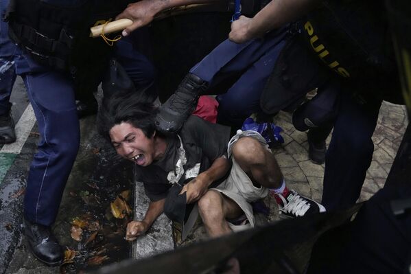 Một người biểu tình bị cảnh sát bắt giữ sau cuộc đụng độ khi cố gắng đột nhập địa bàn Dinh Tổng thống Malacañang ở Manila, Philippines - Sputnik Việt Nam