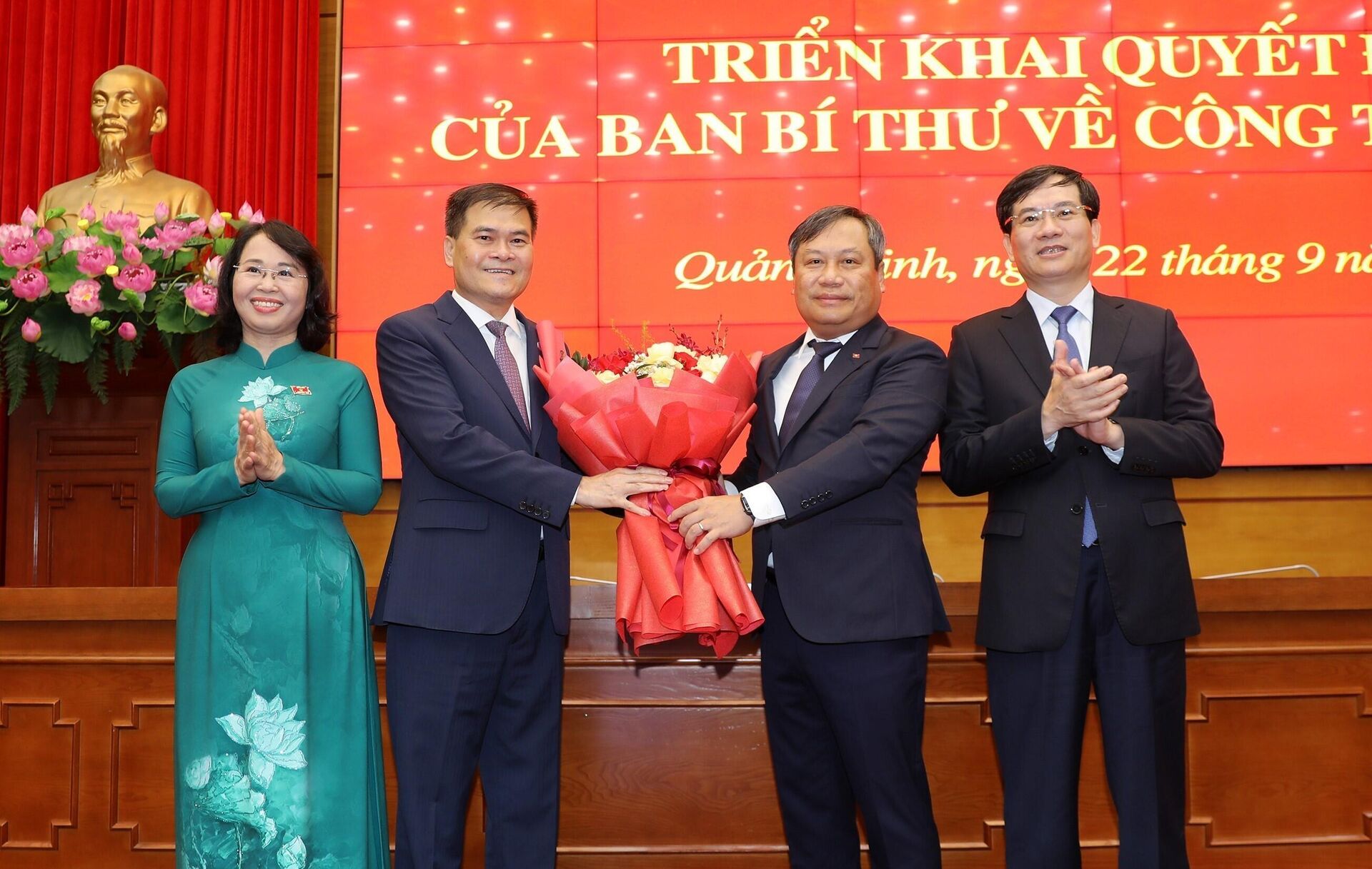 Ban Thường vụ Tỉnh ủy Quảng Ninh tặng hoa chúc mừng ông Bùi Văn Khắng - Sputnik Việt Nam, 1920, 22.09.2025