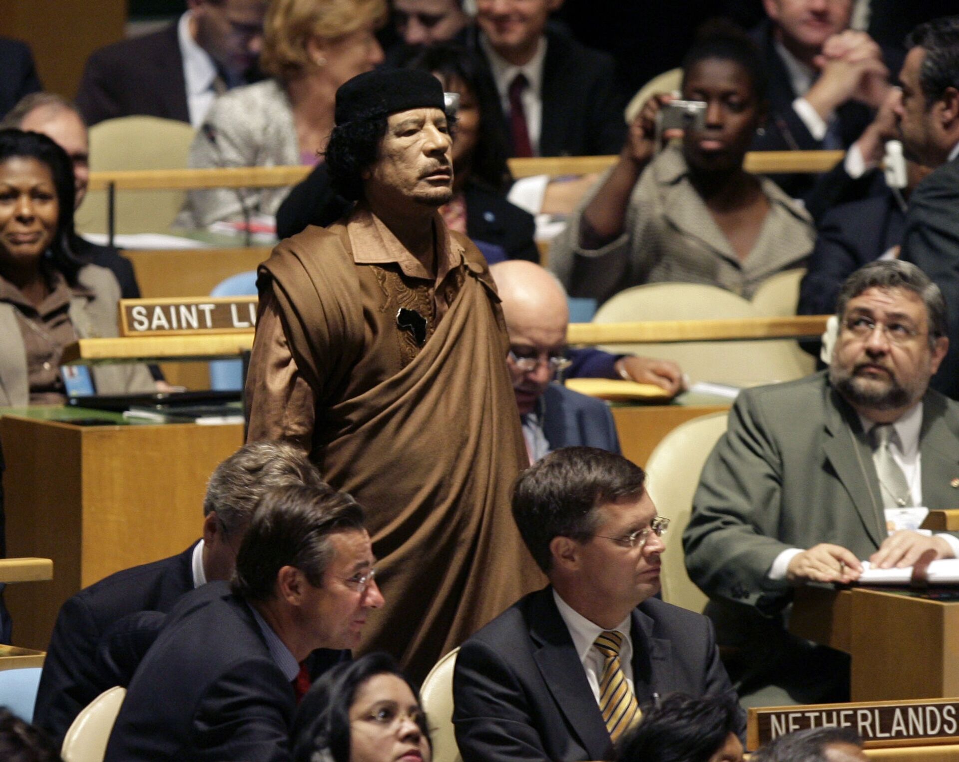 Nhà lãnh đạo Libya Muammar Gaddafi tại phiên họp thứ 64 của Đại hội đồng tại trụ sở Liên Hợp Quốc, 2009 - Sputnik Việt Nam, 1920, 22.09.2025