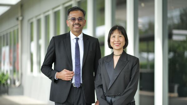 Tiến sĩ Justin Xavier (trái) và Tiến sĩ Nguyễn Thị Minh Thư (phải) - Sputnik Việt Nam