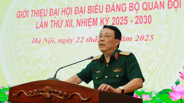 Phó Cục trưởng Cục Tuyên huấn, Tổng cục Chính trị, Thiếu tướng Nguyễn Xuân Thủy phát biểu tại buổi họp báo - Sputnik Việt Nam