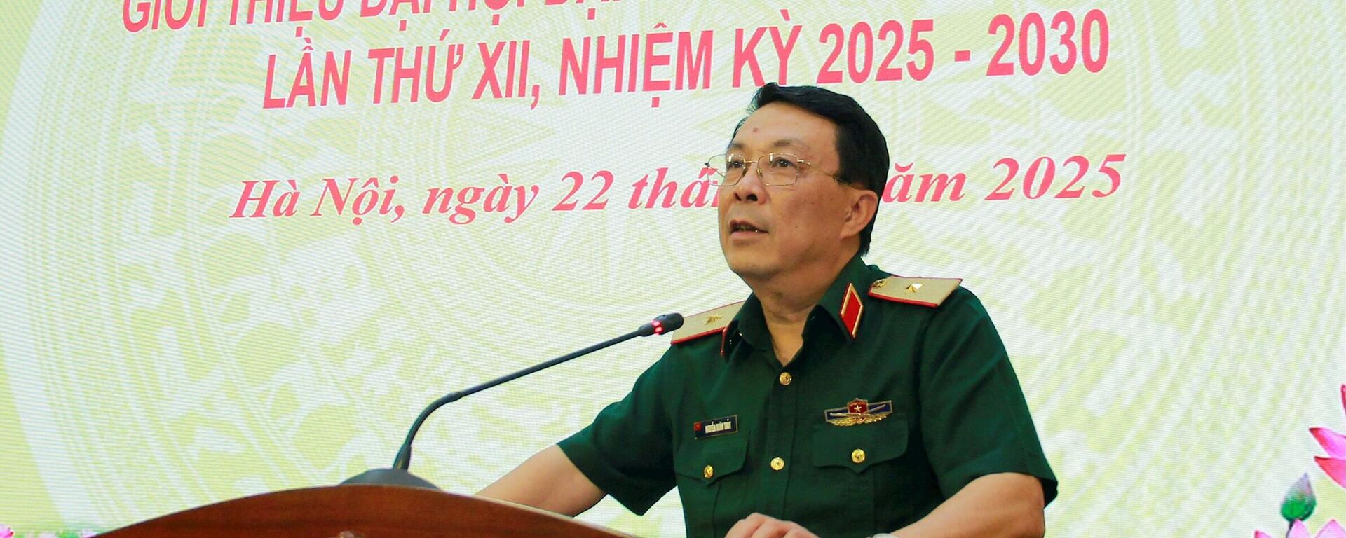 Phó Cục trưởng Cục Tuyên huấn, Tổng cục Chính trị, Thiếu tướng Nguyễn Xuân Thủy phát biểu tại buổi họp báo - Sputnik Việt Nam, 1920, 22.09.2025