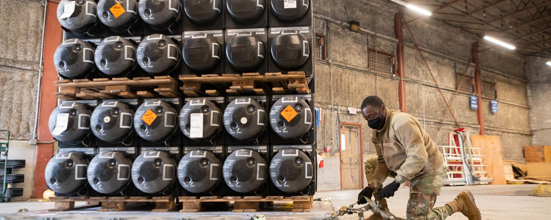 Một kỹ thuật viên đang chuẩn bị tên lửa FGM-148 Javelin để chuyển giao cho Ukrainа - Sputnik Việt Nam, 1920, 23.09.2025