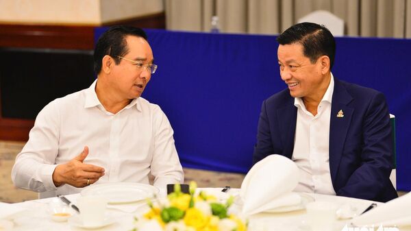 Ông Trịnh Tiến Dũng - Chủ tịch Tập đoàn Đại Dũng - chia sẻ với Chủ tịch UBND TP.HCM về mong muốn phát triển ngành cơ khí công nghệ cao đối với TP.HCM  - Sputnik Việt Nam