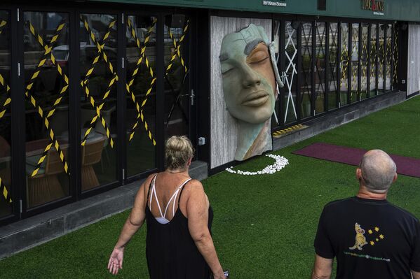 Cửa sổ nhà hàng được dán kín trước khi siêu bão “Ragasa” đổ bộ tại Hồng Kông - Sputnik Việt Nam