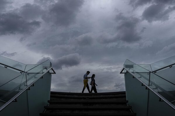 Người đi bộ dọc bờ vịnh Victoria trước khi siêu bão “Ragasa” đổ bộ vào Hồng Kông - Sputnik Việt Nam