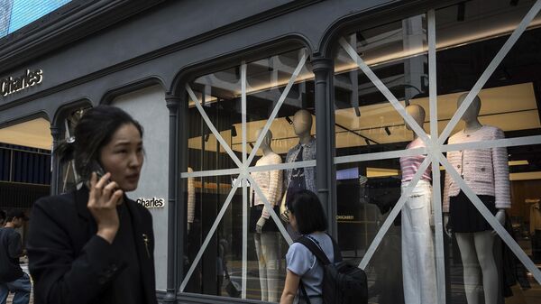 Các cửa kính cửa hàng được dán kín băng keo trước khi siêu bão “Ragasa” đổ bộ vào Hồng Kông - Sputnik Việt Nam