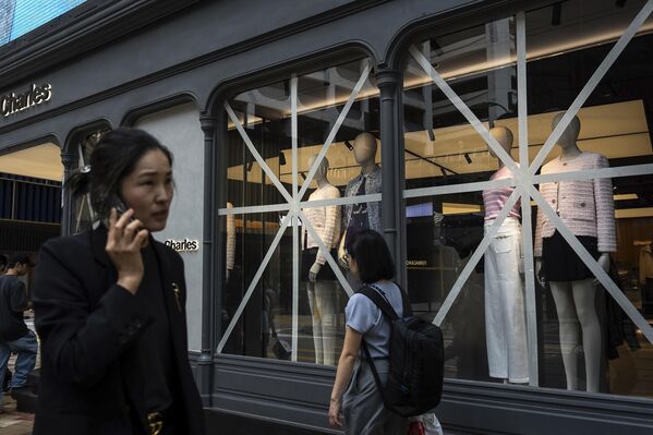 Các cửa kính cửa hàng được dán kín băng keo trước khi siêu bão “Ragasa” đổ bộ vào Hồng Kông - Sputnik Việt Nam