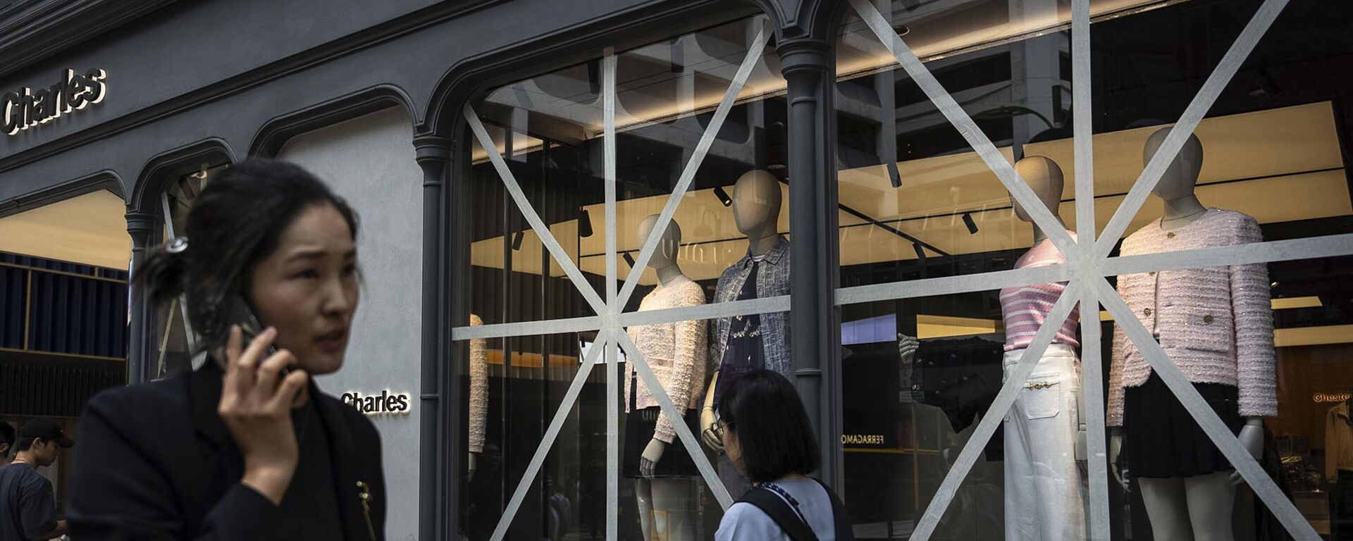 Các cửa kính cửa hàng được dán kín băng keo trước khi siêu bão “Ragasa” đổ bộ vào Hồng Kông - Sputnik Việt Nam, 1920, 23.09.2025