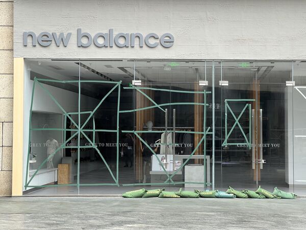 Cửa sổ cửa hàng New Balance tại Thâm Quyến được gia cố để chống gió mạnh do siêu bão “Ragasa” đang tiến gần - Sputnik Việt Nam