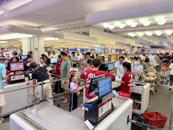 Người dân Đông Hoản tích trữ thực phẩm, chuẩn bị ứng phó với siêu bão “Ragasa” - Sputnik Việt Nam