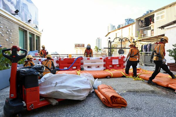 Công nhân Hồng Kông lắp đặt hàng rào chắn trước khi siêu bão “Ragasa” đến gần - Sputnik Việt Nam