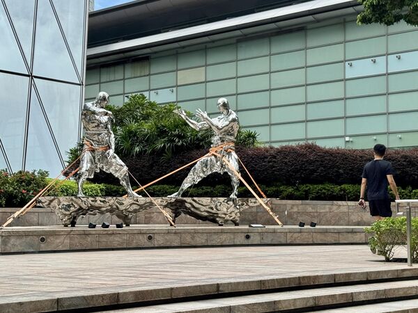 Các tác phẩm điêu khắc ở Hồng Kông được gia cố bằng dây cáp trước khi siêu bão “Ragasa” đổ bộ - Sputnik Việt Nam