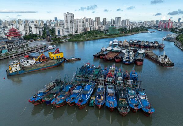 Thuyền và tàu bè neo đậu trên sông Hải Điến tại Hải Khẩu để tránh gió mạnh do siêu bão “Ragasa” đang đến gần - Sputnik Việt Nam